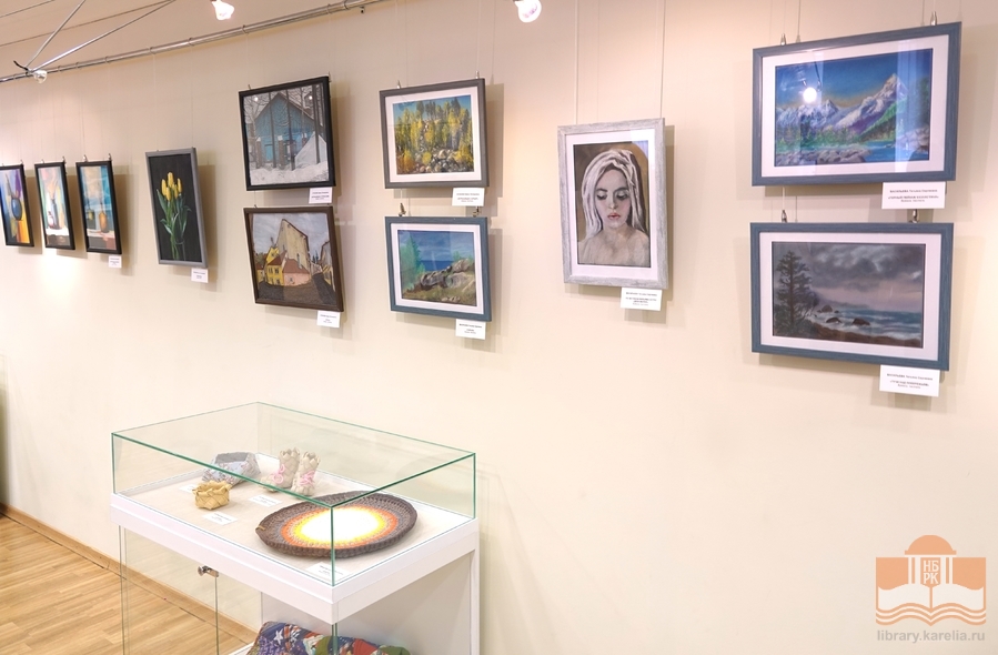 На выставке «Калейдоскоп талантов» в Национальной библиотеке Карелии