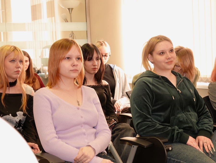 Студенты Колледжа технологии и предпринимательства в Национальной библиотеке Карелии