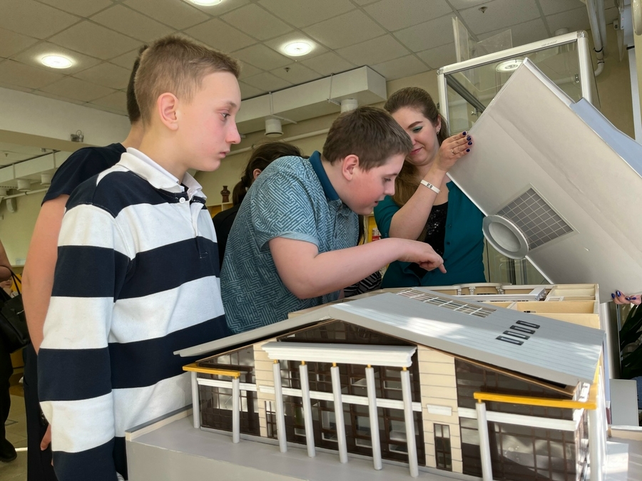 Учащиеся школы №14 в отделе обслуживания пользователей с ограниченными возможностями здоровья