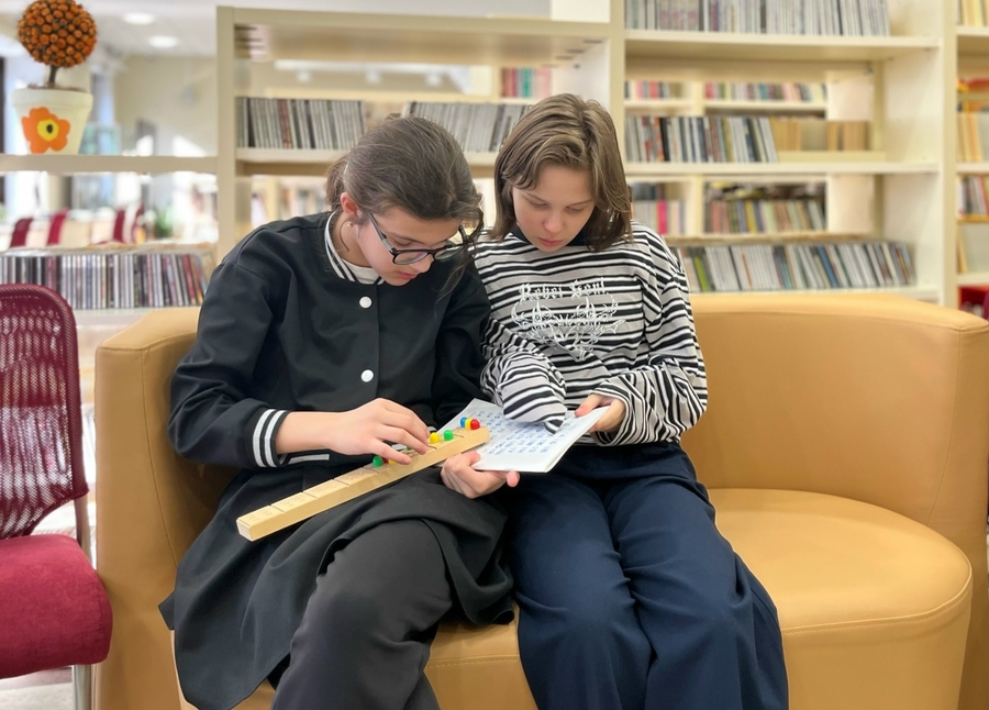 Учащиеся школы №14 в отделе обслуживания пользователей с ограниченными возможностями здоровья