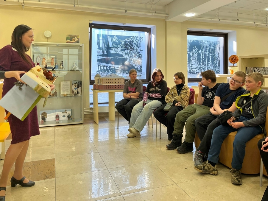 Учащиеся школы №33 в отделе обслуживания пользователей с ограниченными возможностями здоровья