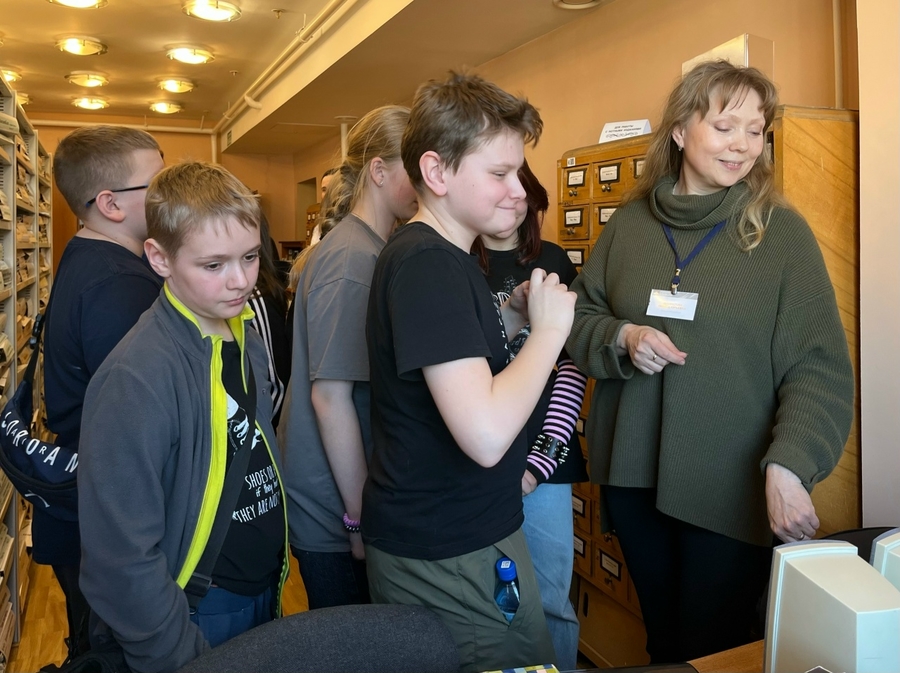 Учащиеся школы №14 в отделе музыкально-нотной литературы