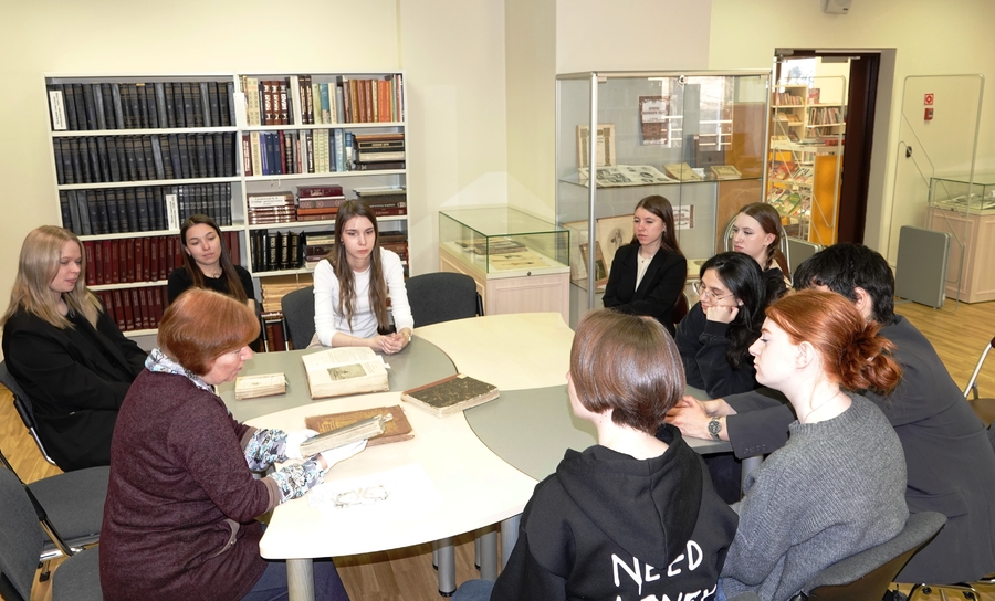 Студенты Петрозаводского государственного университета в секторе редких книг Национальной библиотеки Карелии