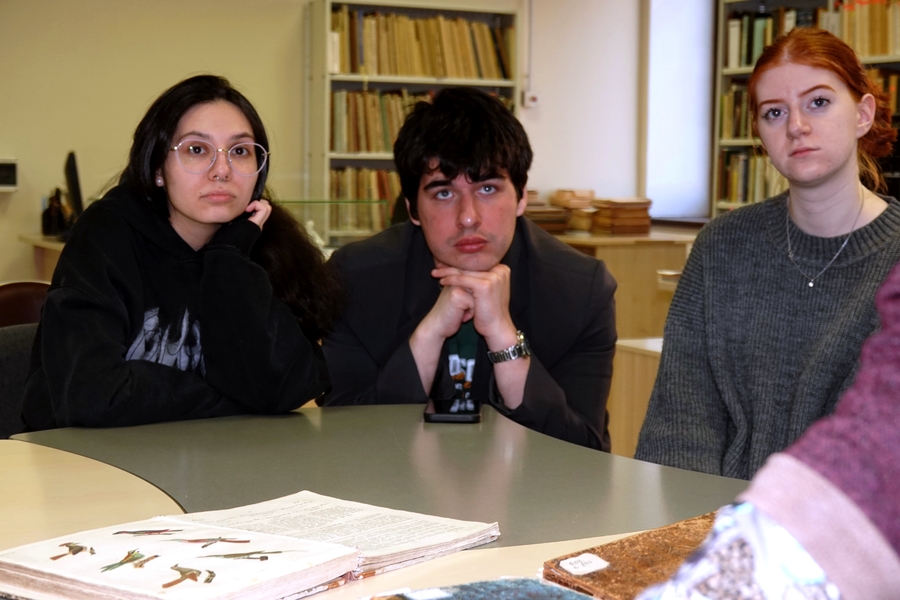 Студенты Петрозаводского государственного университета в секторе редких книг Национальной библиотеки Карелии