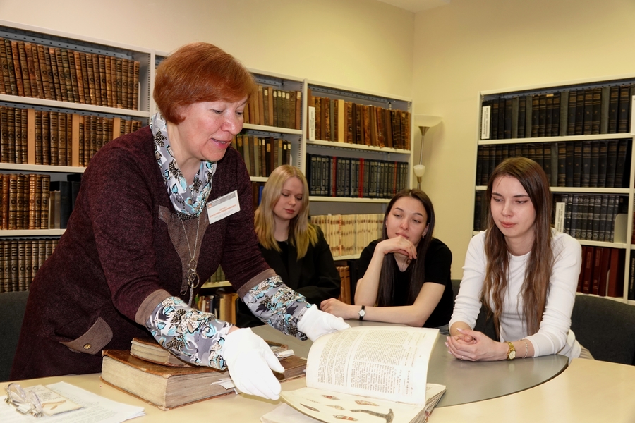 Студенты Петрозаводского государственного университета в секторе редких книг Национальной библиотеки Карелии