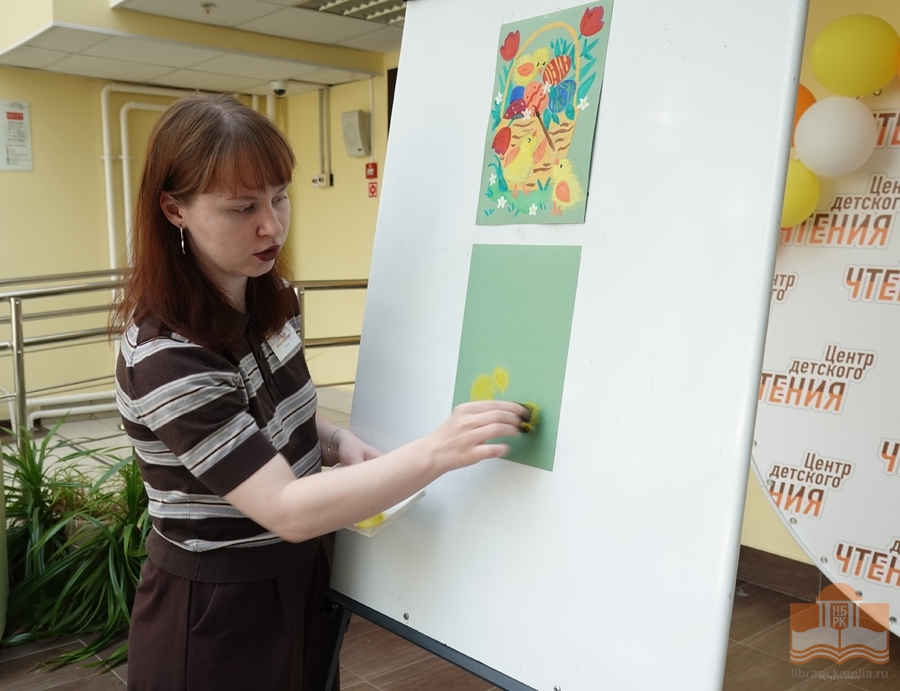 Творческую программу «Сказки и картинки» проводит Нина Аверина, сотрудник Национальной библиотеки Карелия