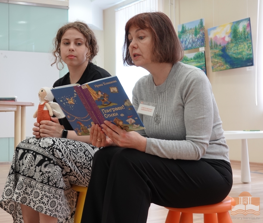 Ведущие программы «Большой мир маленькой книги. Крохи: ловись, ловись, рыбка»: Анастасия Пономарёва и Наталья Гарбар