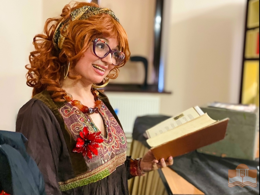 Светлана Харина проводит для участников программы урок «Истории магии»