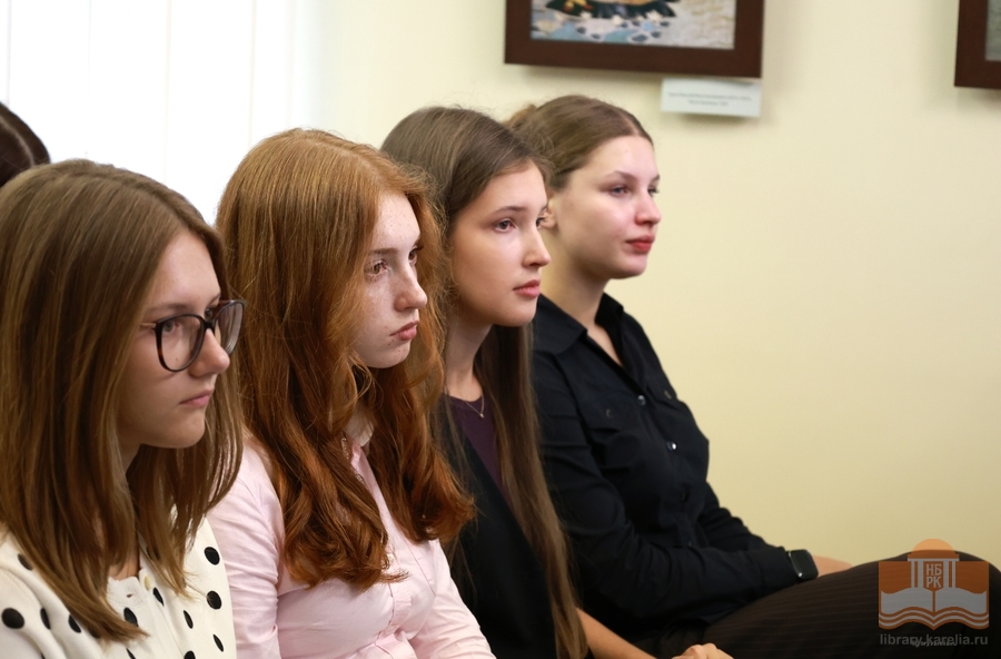 Старшеклассники Гимназии № 17 в Национальной библиотеке Карелии